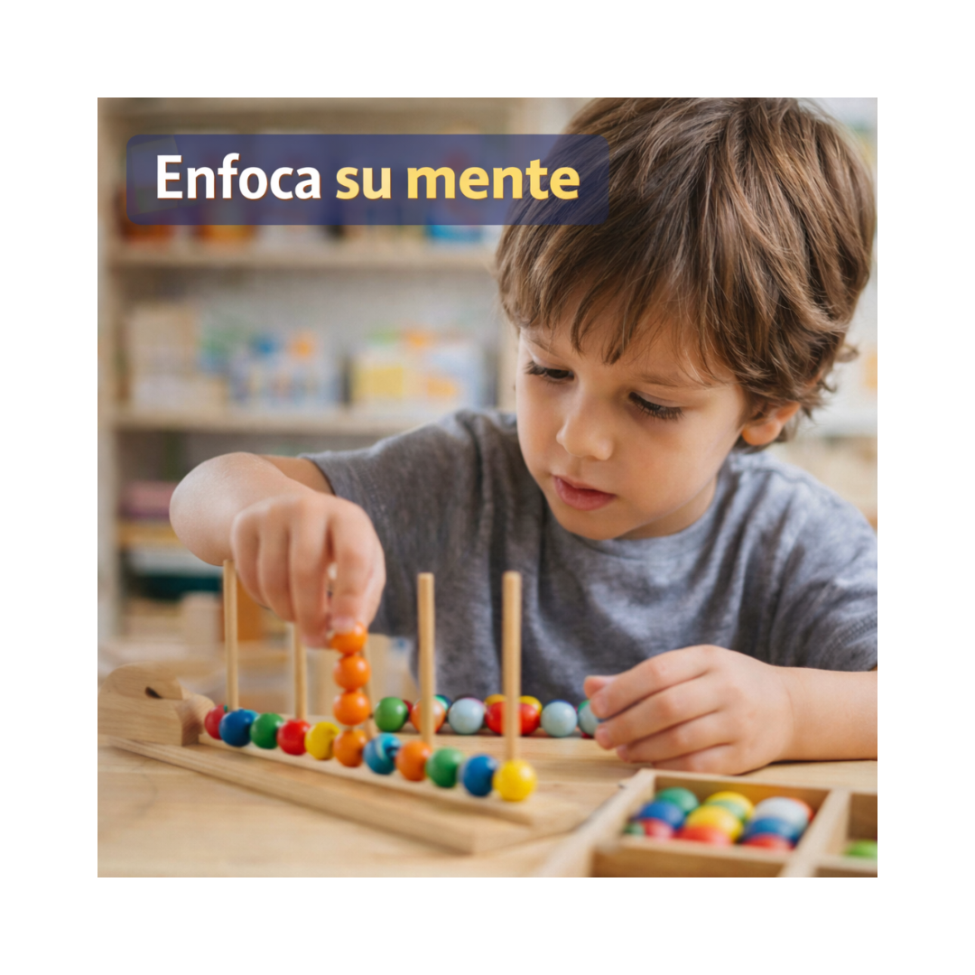 Niño concentrado realizando actividad Montessori